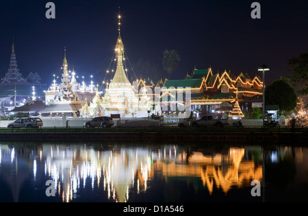 Wat Jong Kham und Wat Jong Klang auf Nong Jong Kham-See in der Nacht, Mae Hong Son, Thailand Stockfoto