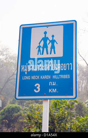 Straßenschild zeigt "Langhals" Kayan Menschen Dorf, Huai Seau Tao, Mae Hong Son Provinz, Thailand Stockfoto