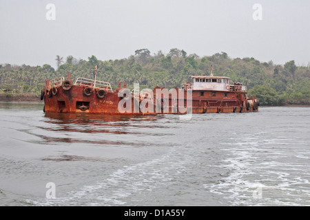 Lastkahn mit Eisenerz auf Mandovi Fluss, Panjim, Goa Stockfoto