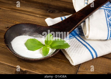 Alte Löffel mit natürlicher Süßstoff Stevia und eine frische Stevia-Blatt Stockfoto