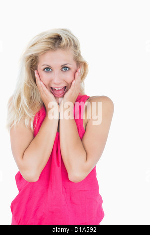 Porträt von glücklich überrascht lässige junge Frau Stockfoto