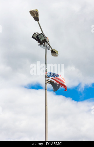 Amerikanische Flagge gebunden an eine alte Lampe Post mit einem Lautsprecher Stockfoto