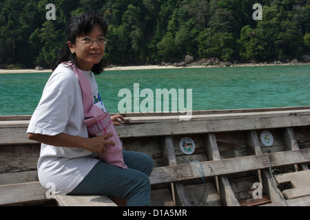 Dr. Narumon Hinchiranan auf einem Boot im Moo Koh Surin Marine National Park an der West Küste von Thailand. Stockfoto