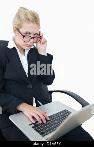 Porträt von besorgt Geschäftsfrau mit laptop Stockfoto