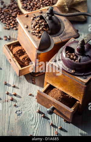 Zwei alte Kaffeemühlen auf Holztisch Stockfoto