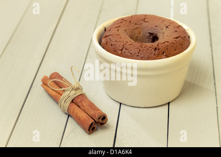 Muffins mit flüssiger Schokolade innen und Zimtrinde Stockfoto