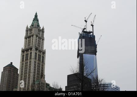 12. Dezember 2012 - Manhattan, New York, USA - das Woolworth Building (links), in 1913 auf 57 Geschichten und One World Trade Center (rechts), im Jahr 2013 abgeschlossen sein und steigen 104 Geschichten, genau hundert Jahre später abgeschlossen. Das Woolworth Building war das höchste Gebäude der Welt bis 40 Wall Street im Jahr 1930 fertiggestellt wurde. One World Trade wird das höchste Gebäude in der westlichen Hemisphäre. (Bild Kredit: Bryan Smith/ZUMAPRESS.com ©) Stockfoto