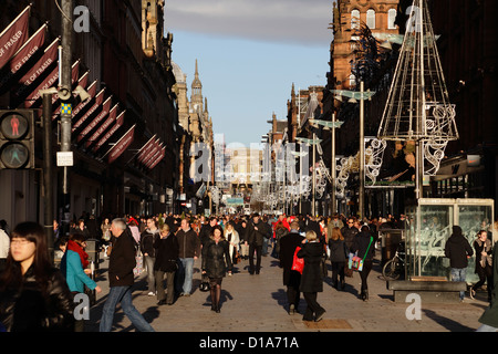 Menschen Weihnachtseinkäufe auf Buchanan Street Shopping Precinct im Stadtzentrum von Glasgow, Schottland, Großbritannien Stockfoto