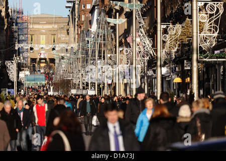 Menschen Weihnachtseinkäufe auf Buchanan Street Shopping Precinct im Stadtzentrum von Glasgow, Schottland, Großbritannien Stockfoto