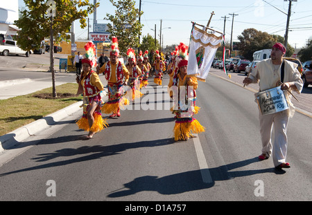 Gläubige nehmen an der Prozession zu Ehren der Muttergottes von Guadalupe in Austin, Texas. Stockfoto