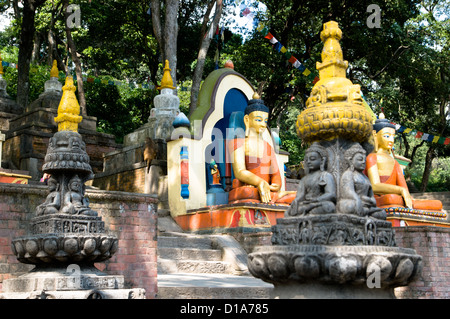 Statuen am unteren Ende der Treppe auf Swayambhunath Tempel von Kathmandu, Nepal Stockfoto