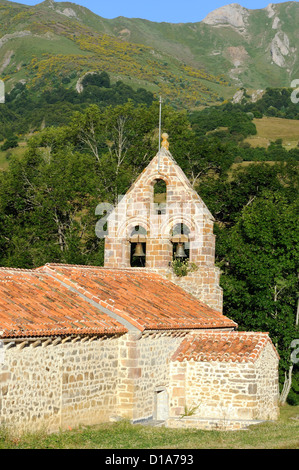 Glockenturm und die Kirche der neu restaurierten Ermita de Nuestra Señora De la Asuncion.Caloca, Kantabrien, Spanien. Stockfoto