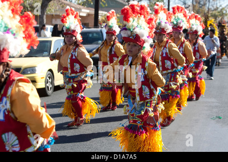 Gläubige nehmen an der Prozession zu Ehren der Muttergottes von Guadalupe in Austin, Texas. Stockfoto