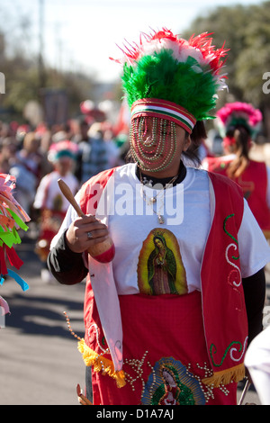 Gläubige nehmen an der Prozession zu Ehren der Muttergottes von Guadalupe in Austin, Texas. Stockfoto