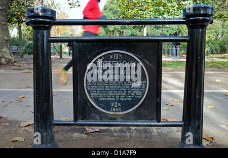 Jogger vorbei eine Gedenktafel feiert "Rotten Row" in der Nähe von Hyde Park, London, UK. Stockfoto