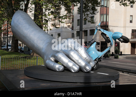 Das La Dolce Vita-Kunstwerk von Lorenzo Quinn in der Park Lane in der Nähe von Hyde Park, London, UK. Stockfoto