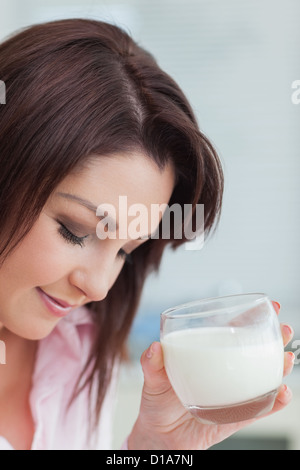 Junge Frau mit Glas Milch Stockfoto