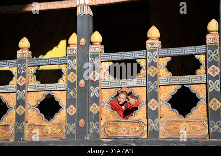 Rinpung Dzong in Paro Bhutan, vergehende Zeit, zwei Mönche spielen Stockfoto