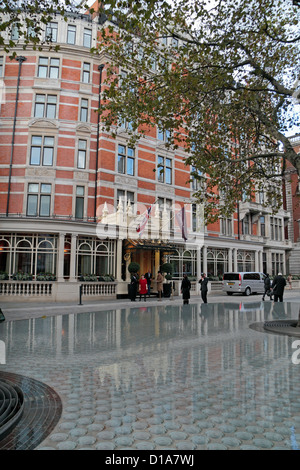 Das Connaught Hotel spiegelt sich in "Stille", ein skulpturales Wasserspiel (von Tadao Ando) in Carlos Ort, Mayfair, London, Großbritannien. Stockfoto