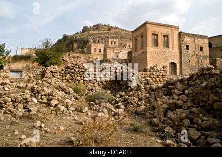 Honigfarbenen Steinhäuser in das alte Dorf Dereici in der syrisch-Tur-Abdin Region Südosten der Türkei. Stockfoto