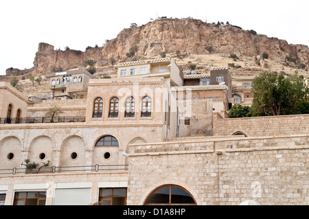 Häuser aus Stein auf einem Berghang in der Altstadt der Stadt Mardin, in der östlichen Anatolien Region im Südosten der Türkei gebaut. Stockfoto