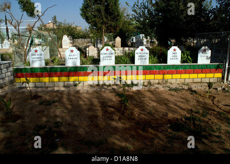 Grabsteine kurdischer Rebellenkämpfer der PKK auf einem Friedhof in der Stadt Nusaybin, in der Region Ostanatolien im Südosten der Türkei, in der Nähe von Syrien. Stockfoto