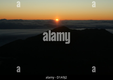 Tage Pause und Sonnenaufgang über den Wolken von Haleakala Vulkan, Maui, Hawaii Stockfoto