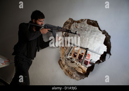 29. November 2012 - Aleppo, Syrien: A freie Syran Armee Kämpfer nimmt Zielen auf den Feind in Amaria. Stockfoto