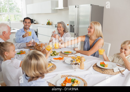 Familie heben ihre Gläser zusammen Stockfoto