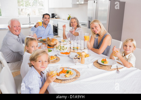 Familie heben ihre Gläser an thanksgiving Stockfoto