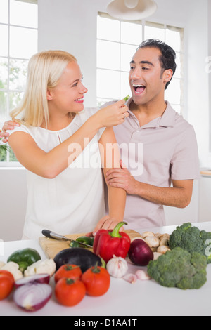 Frau geben Gemüse zu ihrem Mann Stockfoto
