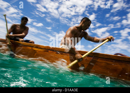 Hawaii, Oahu, Waimanalo, männliche Outrigger-Kanu-Team hart durch blau-grüne Meer paddeln. Stockfoto