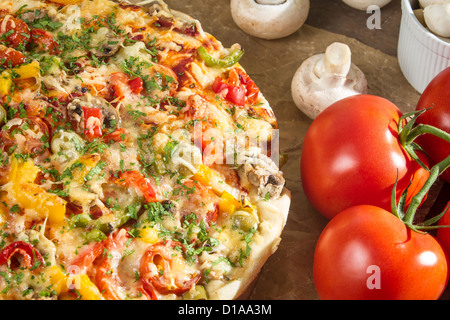 Nahaufnahme von frischen Tomaten und gebackene Pizzen Stockfoto