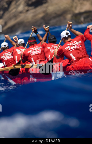 Hawaii, Oahu, Hawaii Kai Outrigger Canoe Team paddeln hart durch Blue Ocean. Stockfoto