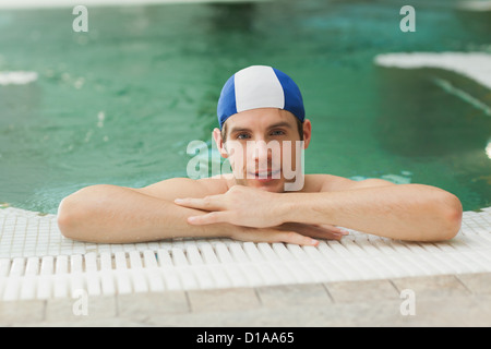 Lächelnder Mann im pool Stockfoto