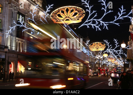 London, 12.12.2012, Regent Street Weihnachtsdekoration während einer Bus-Pass entlang der Straße, London Stockfoto