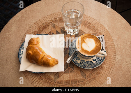 Mediterranes Frühstück mit Croissant und Cappuccino in Rom, Italien Stockfoto