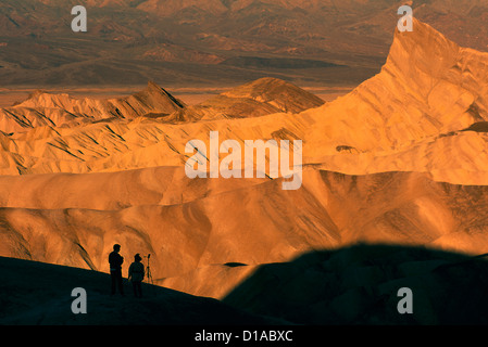 Death Valley Nationalpark, Kalifornien, CA, USA - Sonnenaufgang am Manly Beacon und Landschaft von Zabriskie Point Stockfoto