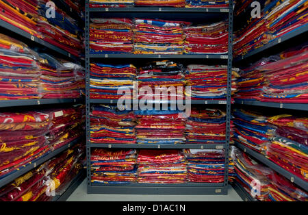 12. Dezember 2012 gestapelt - Culver City, CA, USA - Flaggen in den Regalen der Wende Museum beherbergt die weltweit herausragende Sammlung der kommunistischen Ära und kalten Krieges Artefakte.  Das Wende ("Turning Point" in deutscher Sprache), ist ein Sammlungen ansässige Forschungs- und Bildungsinstitut, das Gelehrte seine Ressourcen zur Verfügung stellt, sondern auch für die Öffentlichkeit zugänglich.  Die Sammlung umfasst mehr als 100.000 Objekte, einschließlich der politischen Propaganda, Überwachungsgeräte, Militäruniformen, Glasnost Banner, Bücher, Filme, Dissidenten Kunstwerk, Zeitschriften und 40 Fuß der Mauer, den größten Teil der Stockfoto