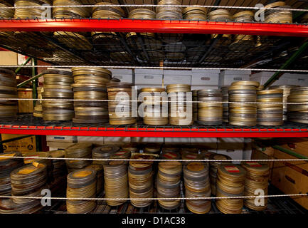 12. Dezember 2012 - Culver City, CA, werden US - Film-Dosen gestapelt auf den Regalen in den Keller des Wende Museums, beherbergt die weltweit herausragende Sammlung der kommunistischen Ära und des Kalten Krieges Artefakte.  Das Wende ("Turning Point" in deutscher Sprache), ist ein Sammlungen ansässige Forschungs- und Bildungsinstitut, das Gelehrte seine Ressourcen zur Verfügung stellt, sondern auch für die Öffentlichkeit zugänglich.  Die Sammlung umfasst mehr als 100.000 Objekte, einschließlich der politischen Propaganda, Überwachungsgeräte, Militäruniformen, Glasnost Banner, Bücher, Filme, Dissidenten Kunstwerk, Zeitschriften und 40 Fuß der Mauer, der larg Stockfoto