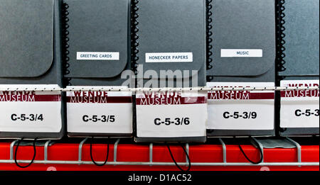 12. Dezember 2012 - Culver City, CA, sind USA - katalogisierte Elemente in den Regalen der Wende Museum beherbergt die weltweit herausragende Sammlung der kommunistischen Ära und des Kalten Krieges Artefakte gestapelt.  Das Wende ("Turning Point" in deutscher Sprache), ist ein Sammlungen ansässige Forschungs- und Bildungsinstitut, das Gelehrte seine Ressourcen zur Verfügung stellt, sondern auch für die Öffentlichkeit zugänglich.  Die Sammlung umfasst mehr als 100.000 Objekte, einschließlich der politischen Propaganda, Überwachungsgeräte, Militäruniformen, Glasnost Banner, Bücher, Filme, Dissidenten Kunstwerk, Zeitschriften und 40 Fuß der Mauer, die größte Sekte Stockfoto