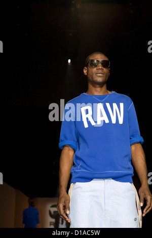 Berlin, Deutschland, Maennliches Schwarz Modell bei der Modeschau von dem Label G-Star RAW Stockfoto