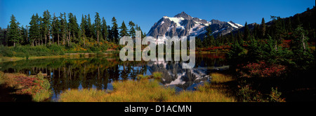 Mt Shuksan spiegelt im See Bild in "Heather Meadows", Mount Baker - Snoqualmie National Forest Area, Washington, USA Stockfoto