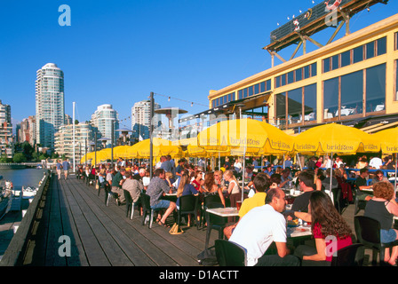 Vancouver, BC, Britisch-Kolumbien, Kanada - Personen Speisen im Freien an Brücken Restaurant auf Granville Island am False Creek Stockfoto