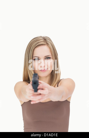 Porträt von casual Frau Waffe in Richtung zu Ihnen Stockfoto