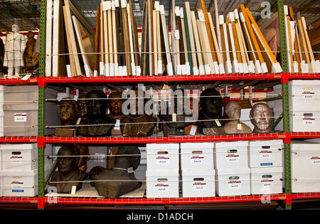 12. Dezember 2012 - Culver City, CA, sind USA - katalogisierte Elemente in den Regalen der Wende Museum beherbergt die weltweit herausragende Sammlung der kommunistischen Ära und des Kalten Krieges Artefakte gestapelt.  Das Wende ("Turning Point" in deutscher Sprache), ist ein Sammlungen ansässige Forschungs- und Bildungsinstitut, das Gelehrte seine Ressourcen zur Verfügung stellt, sondern auch für die Öffentlichkeit zugänglich.  Die Sammlung umfasst mehr als 100.000 Objekte, einschließlich der politischen Propaganda, Überwachungsgeräte, Militäruniformen, Glasnost Banner, Bücher, Filme, Dissidenten Kunstwerk, Zeitschriften und 40 Fuß der Mauer, die größte Sekte Stockfoto