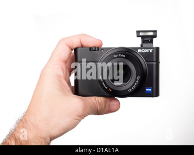 Hand hält Sony RX100 kompakten Digitalkamera und Einnahme Selbstporträt Stockfoto