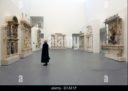 Besucher betrachten sakrale Kunst im Museum Machado de Castro in Coimbra, Portugal, Europa Stockfoto