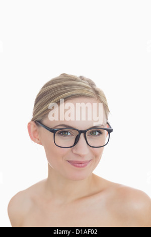 Close-up Portrait der glückliche junge Frau mit Brille Stockfoto