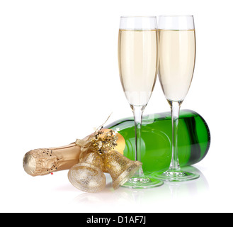Sektflasche mit Weihnachts-Dekor und zwei Gläser. Isoliert auf weißem Hintergrund Stockfoto